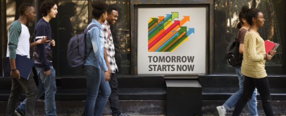 거리를 걷는 사람들 사진