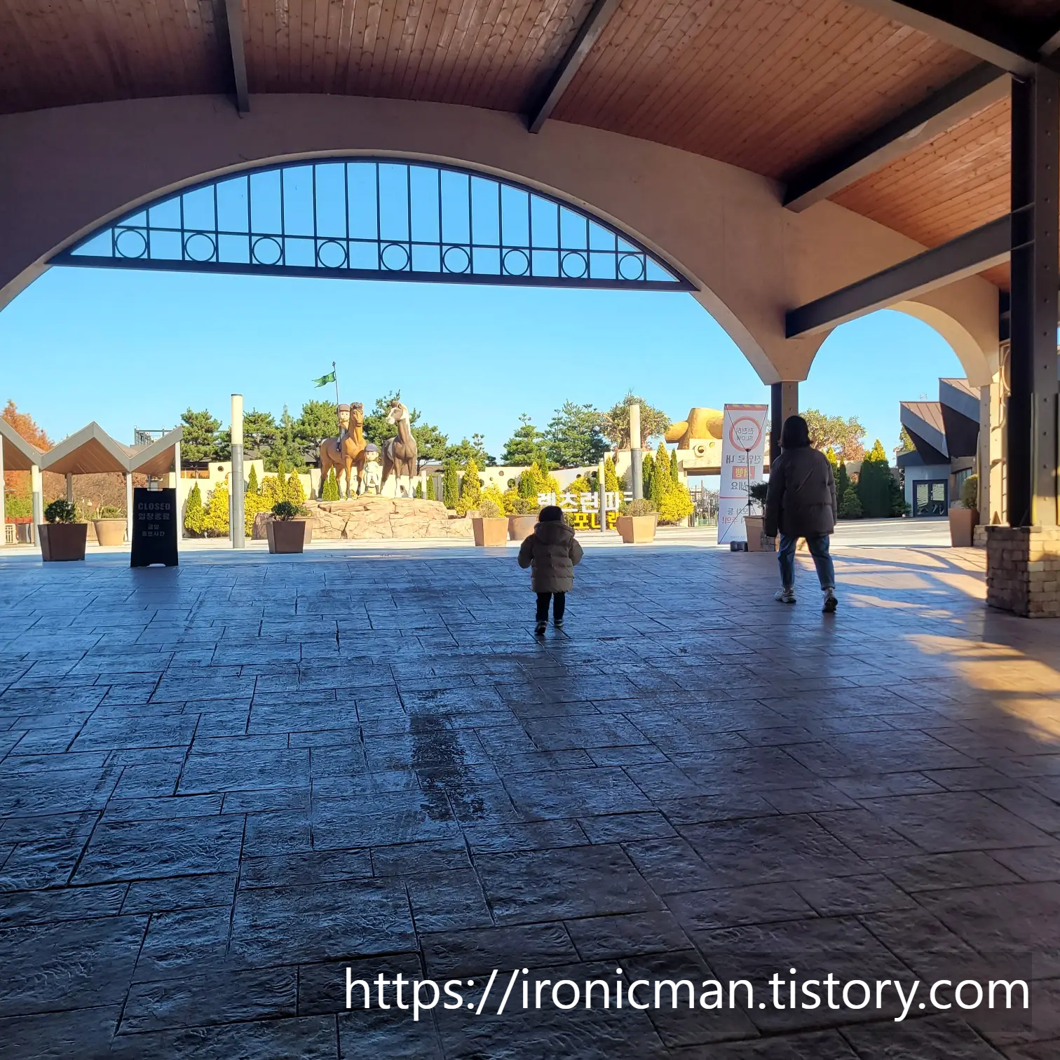 지하통로를 통해 나오면 보이는 모습