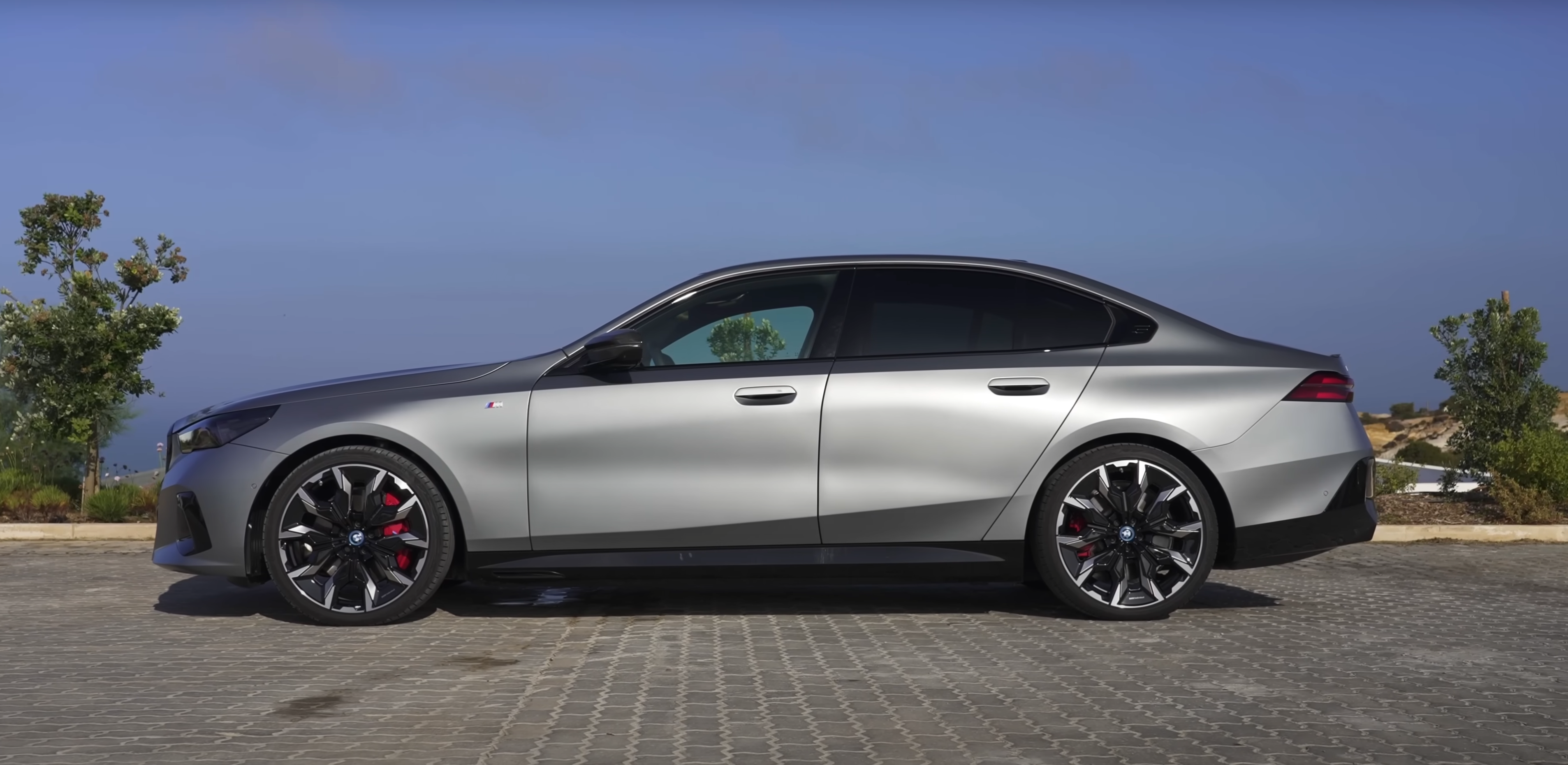 제네시스 G80 VS BMW 520i