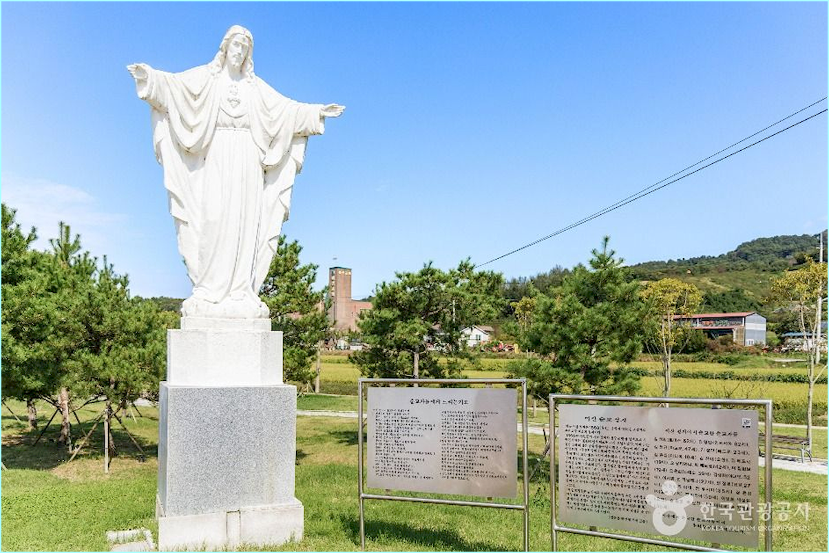 이곳의 역사를 묵묵히 지켜보는 듯한 예수상