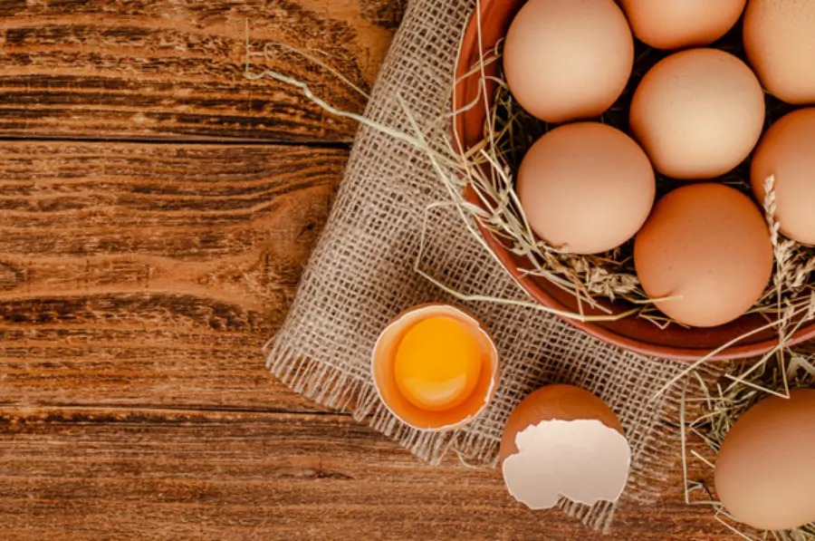 바구니에 담겨있는 계란 이미지