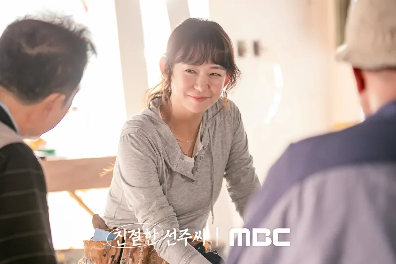 친절한 선주씨에서 인테리어 하고 있는 심이영