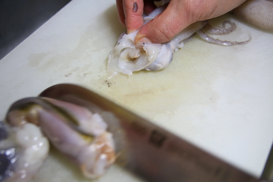 오징어 다리 손질