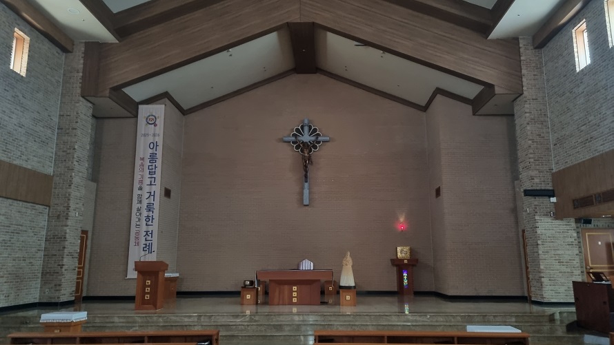 대구 동천성당 성전 안 제대, 제단, 십자고상, 감실 사진