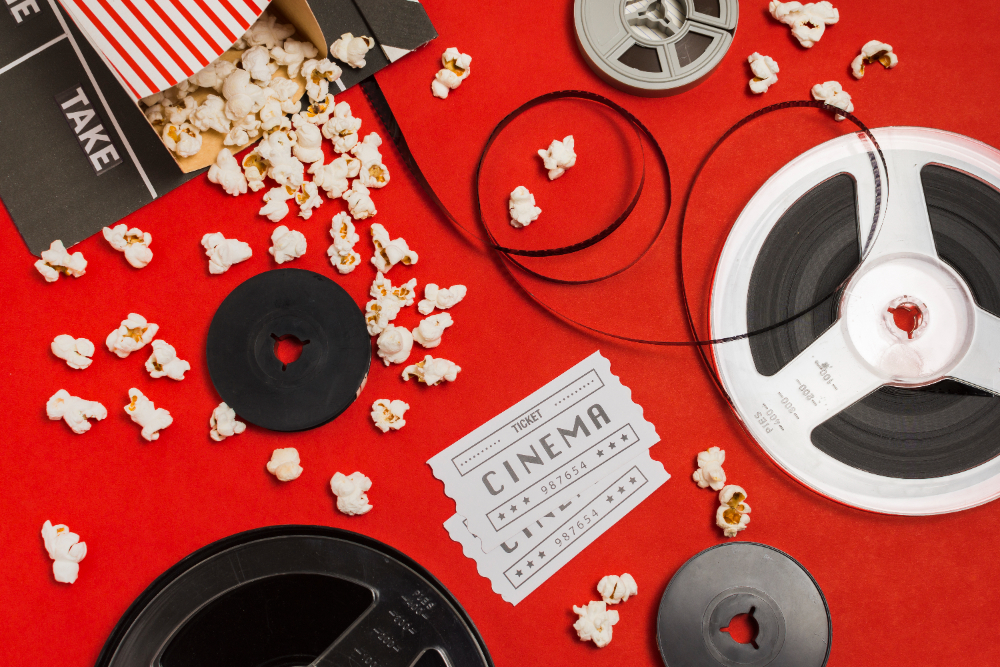 빨간 배경에 영화와 관련 된 소품들이 배치되어 있음