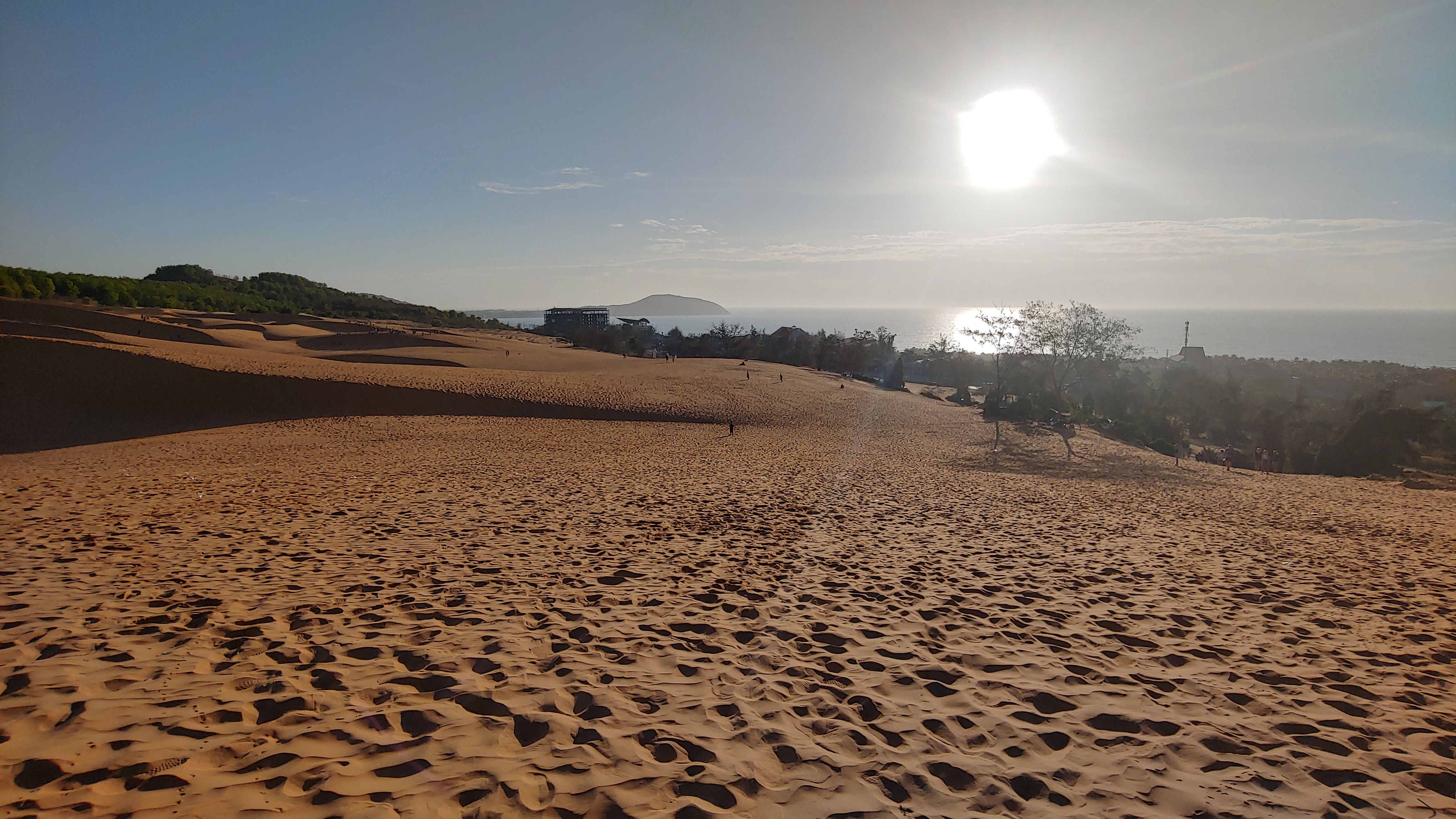 무이네 레드 샌듄에 떠오른 태양