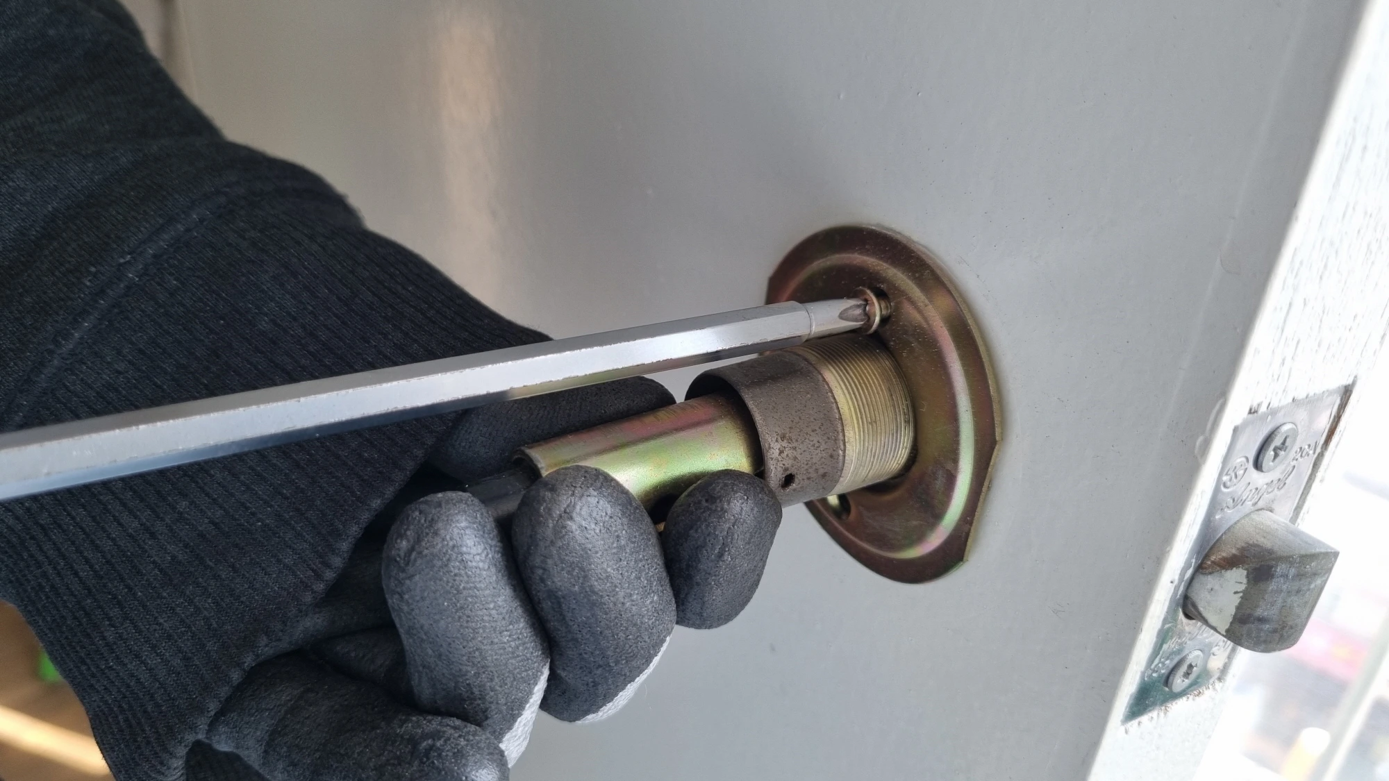 손잡이 고정 볼트 조이는 모습