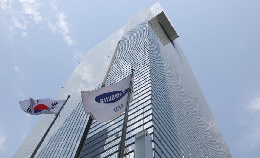 지난해 12월30일 삼성전자 주가는 2023년 폐장일(12월28일) 종가인 7만8500원보다 2만5300원(32.2%) 내린 5만3200원을 기록했다.