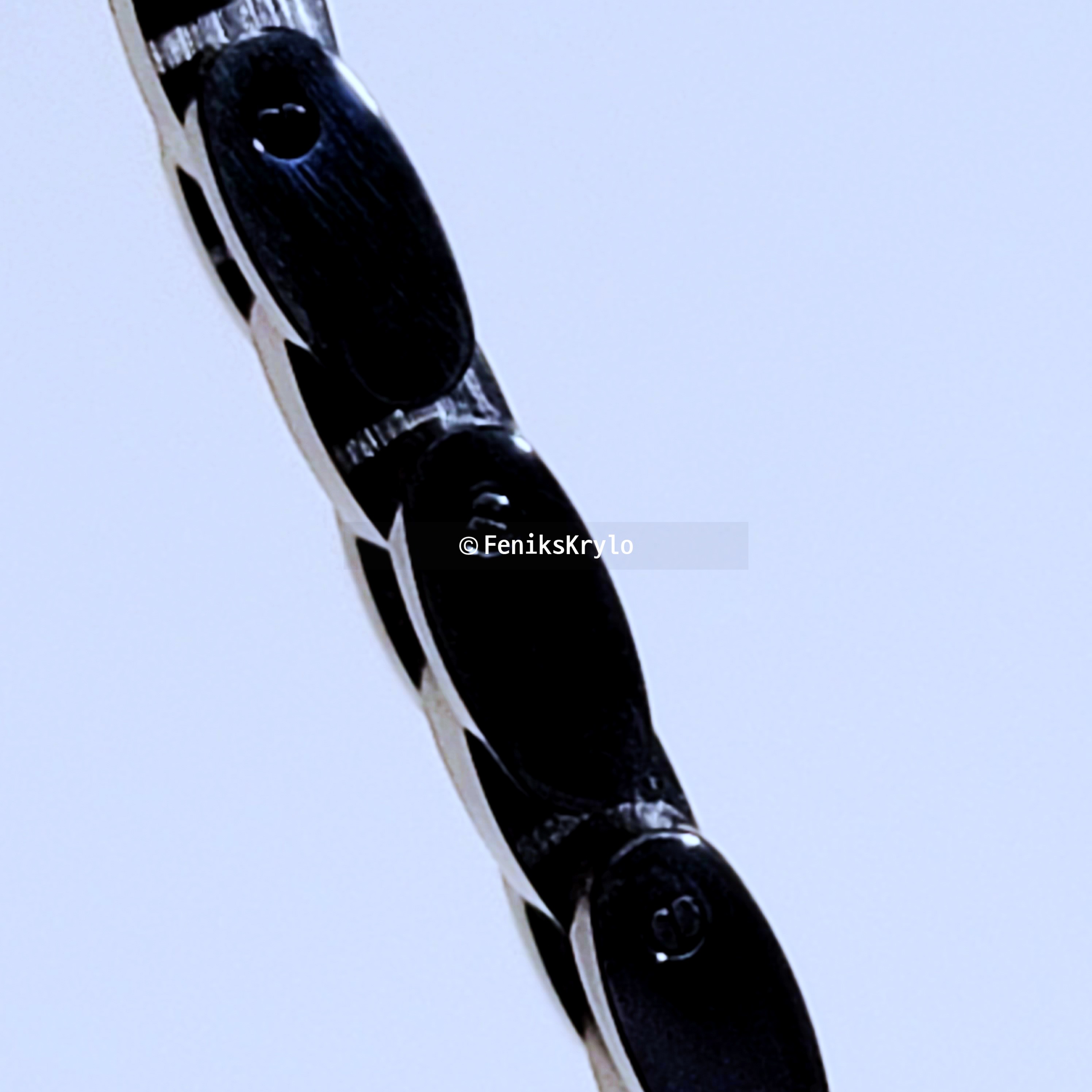 체인-결합부-모습이다.-십자-나사가-박혀있는-듯한-모습이다.