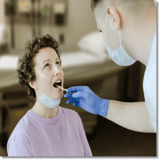 구강 건조증 진단 받는 여성