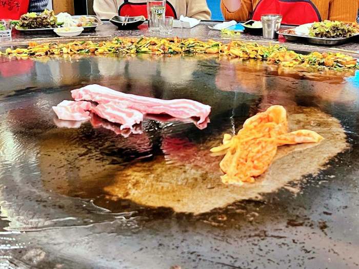 서민갑부 철판 삼겹살 행주산성 맛집 전참시 이영자 추천 삽자루 지리산 흑돼지 구이 비빔국수 잔치국수 연 매출 20억 원 조태중 방송 정보
