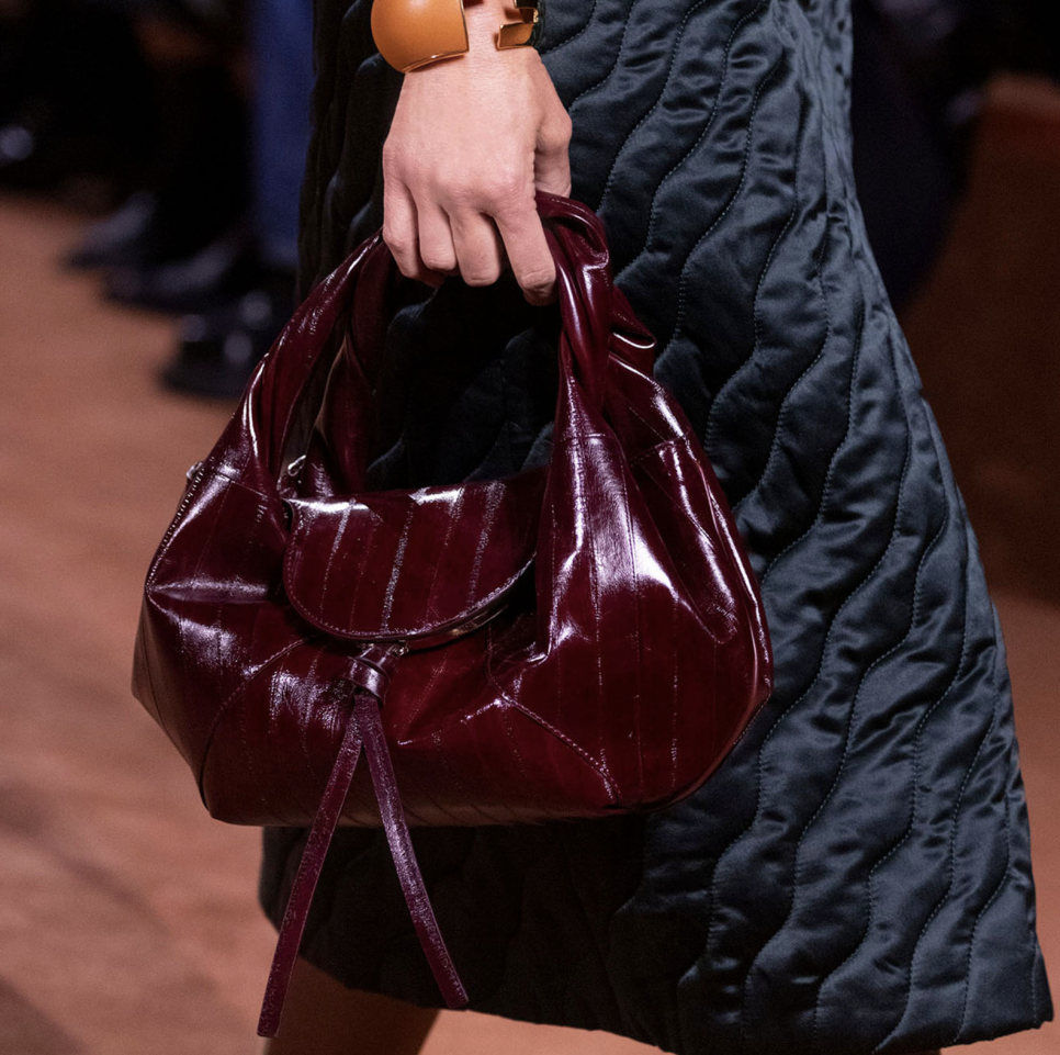 송혜교, 펜디 신상 스파이백으로 완성한 테토녀 스타일