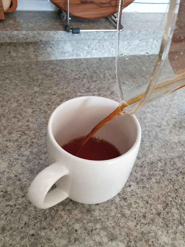 추출된 커피를 컵에 붓는 모습. 