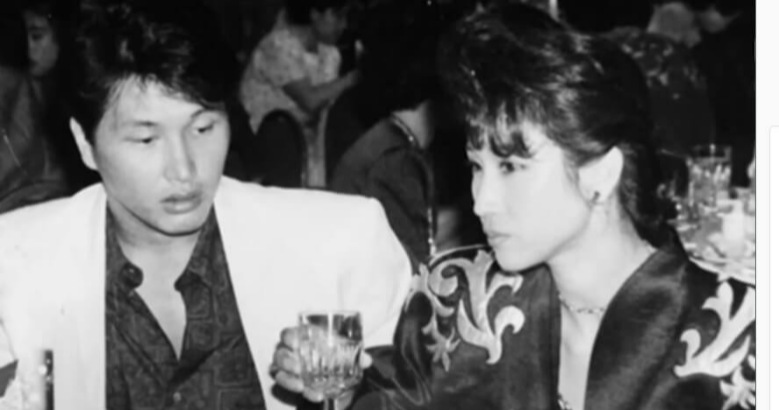 결혼식 피로연에서 잔을 들고 있는 노소영과 최태원