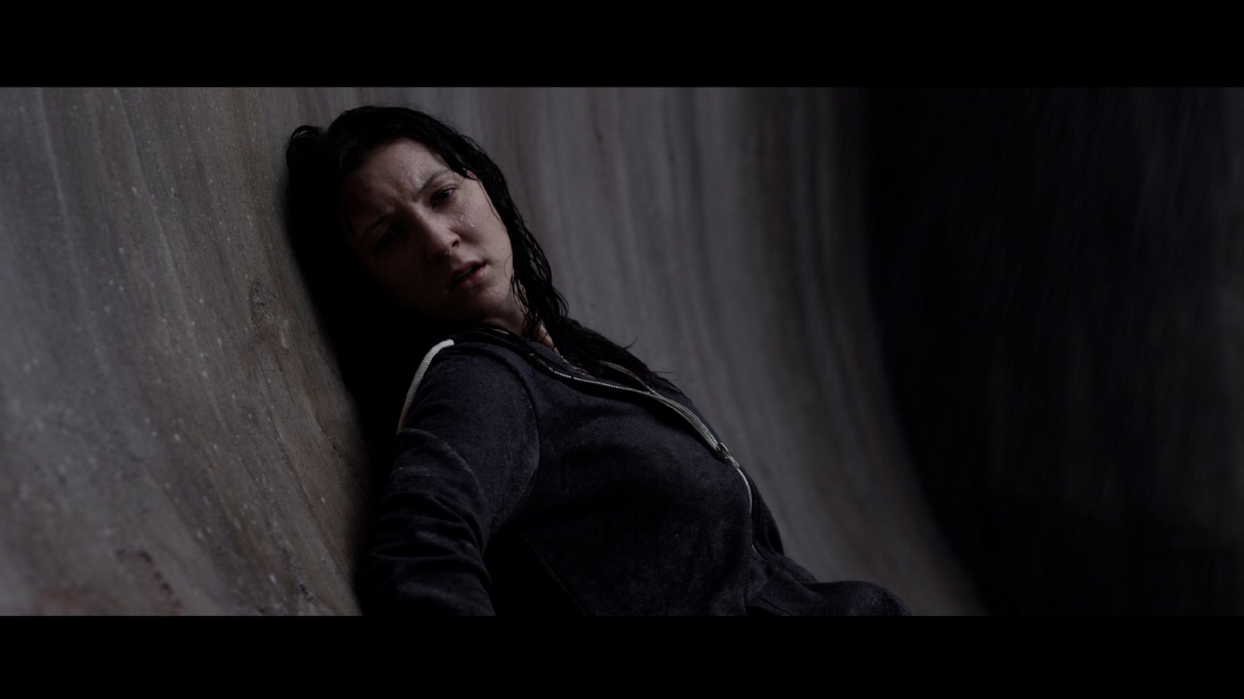 영화 커브속 비를 맞고 있는 여성의 모습