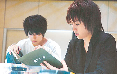 영화 속 캐릭터 L과 라이토 가 이야기 나누는 모습