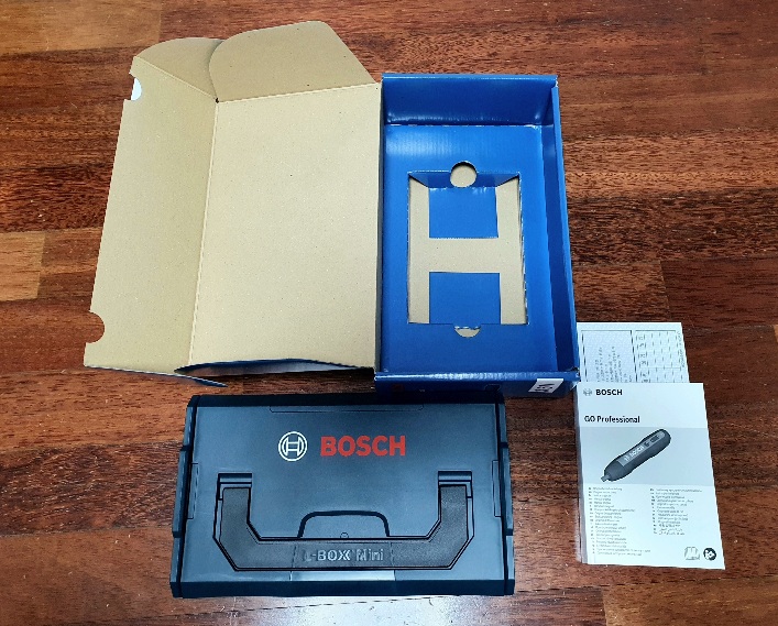 Bosch Go 충전스크류드라이버 25개 악세서리세트를 개봉하니 전동드라이버상자와 사용설명서가 있다.