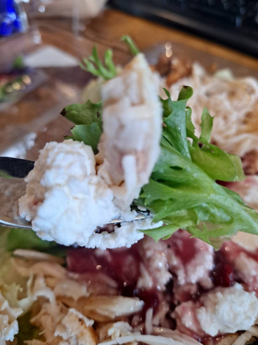 리코타치즈 집어들다