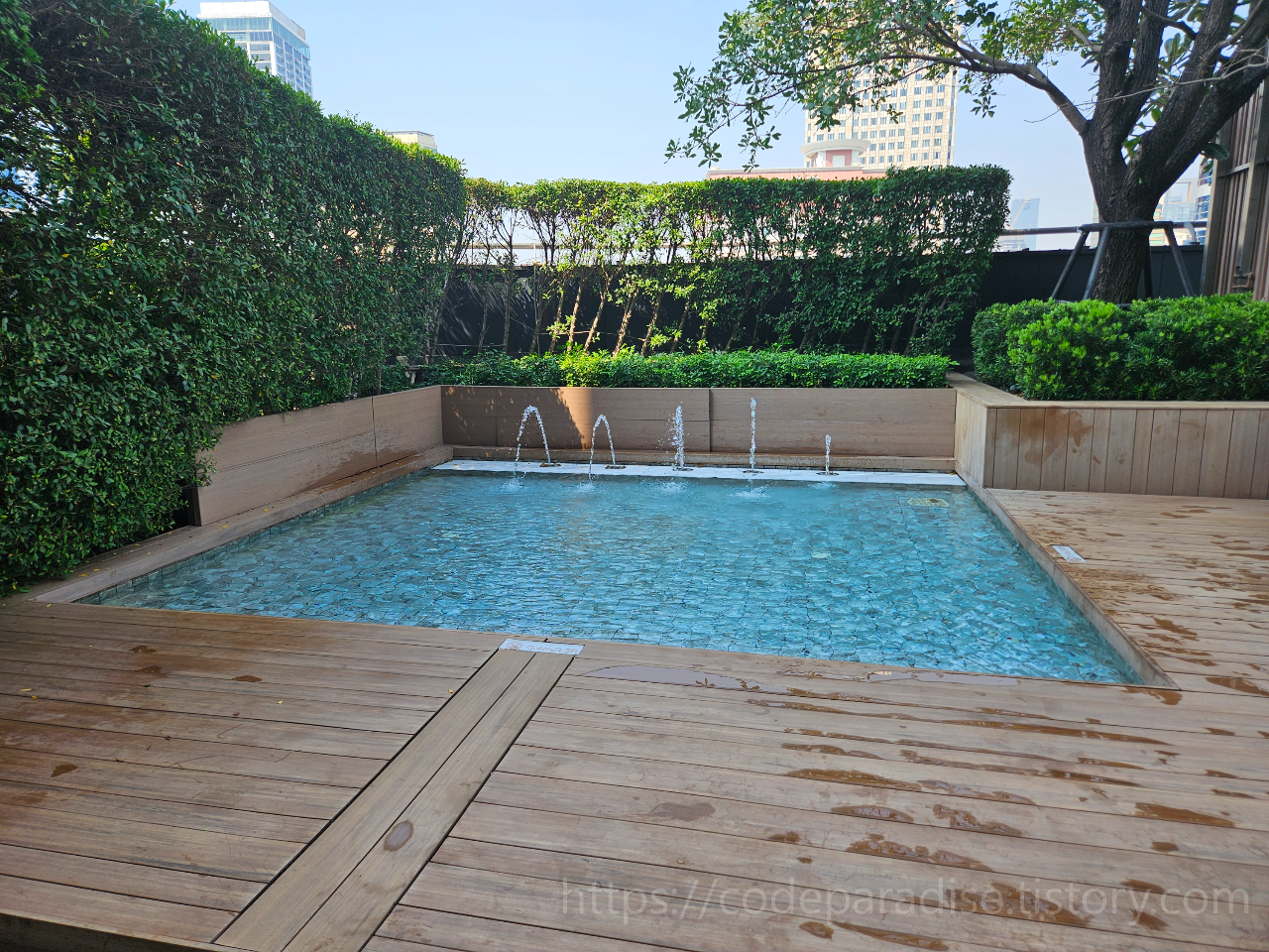 ํธํ
์ฌ์ง