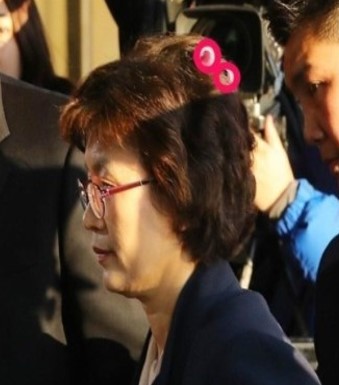 머리에-펌을-끼고-출근하는-재판관