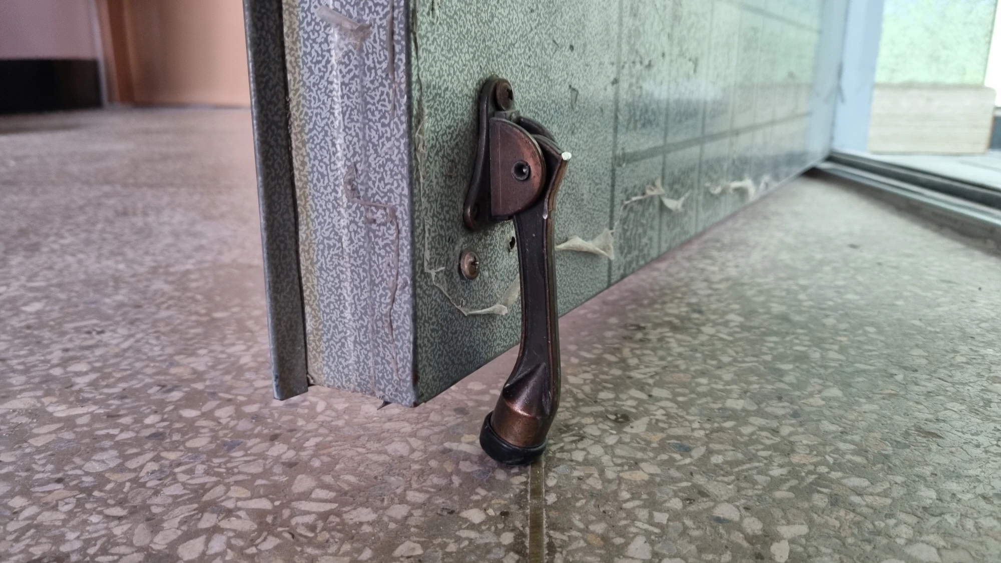 망가진 말발굽 스토퍼 모습