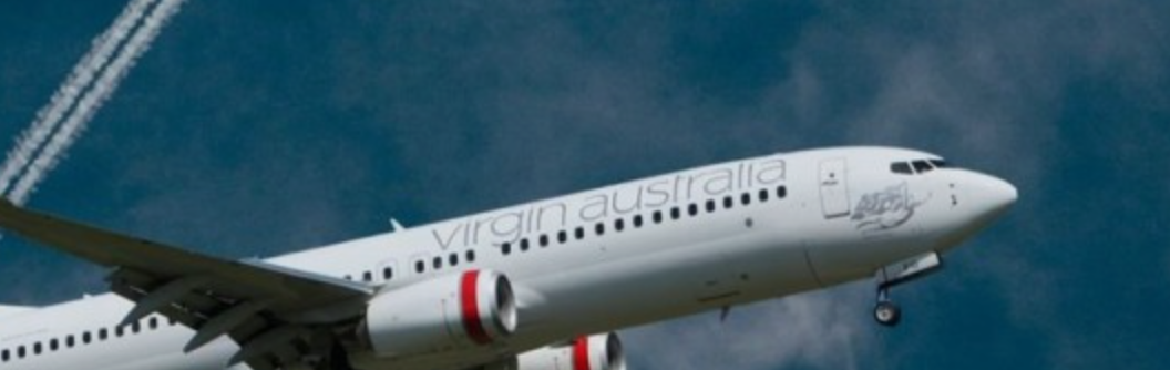 여행하기 위한 비행기 날아가는 모습