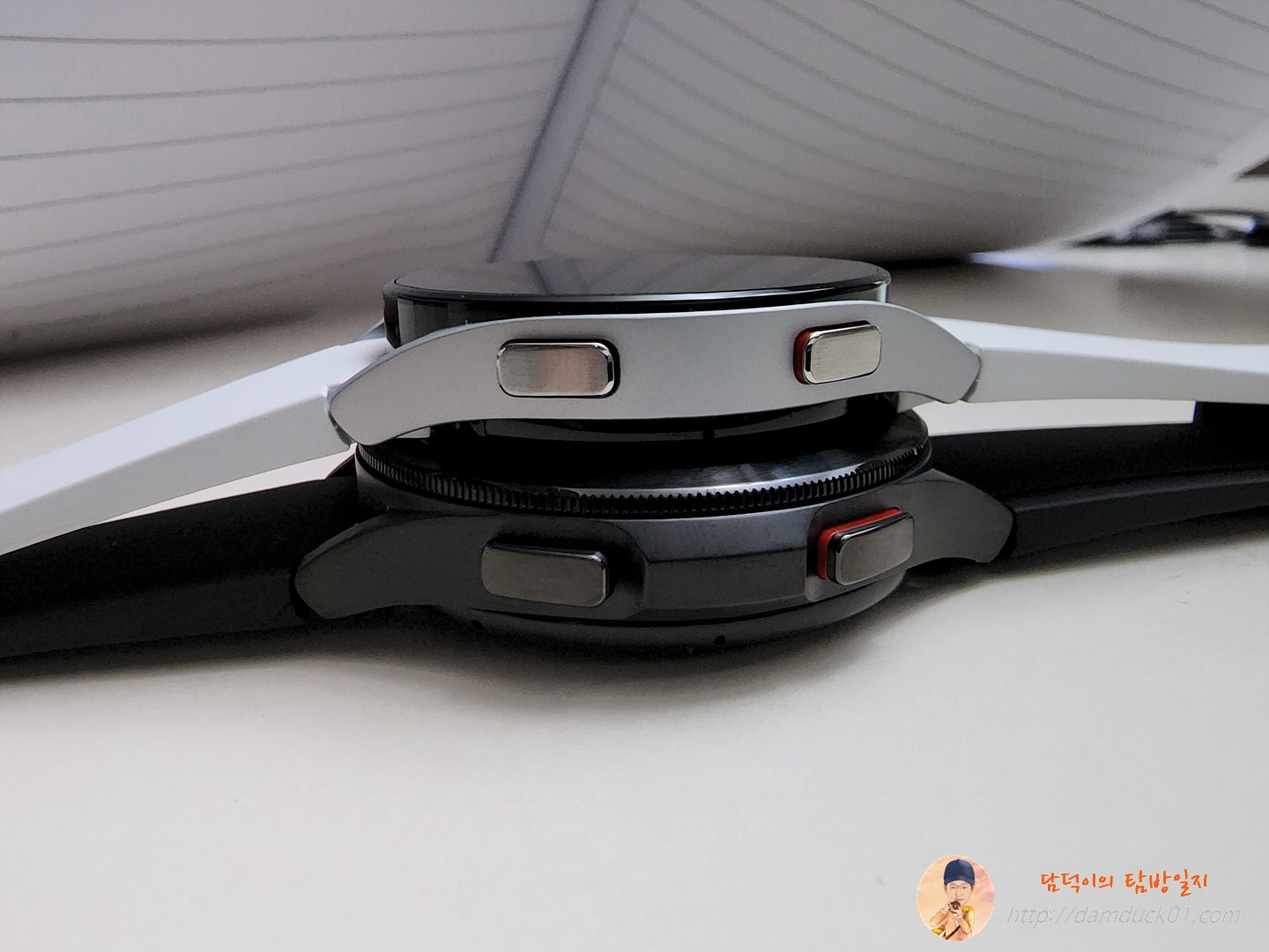 Galaxy Watch4 40mm와 Galaxy Watch4 Classic 46mm 두께 비교