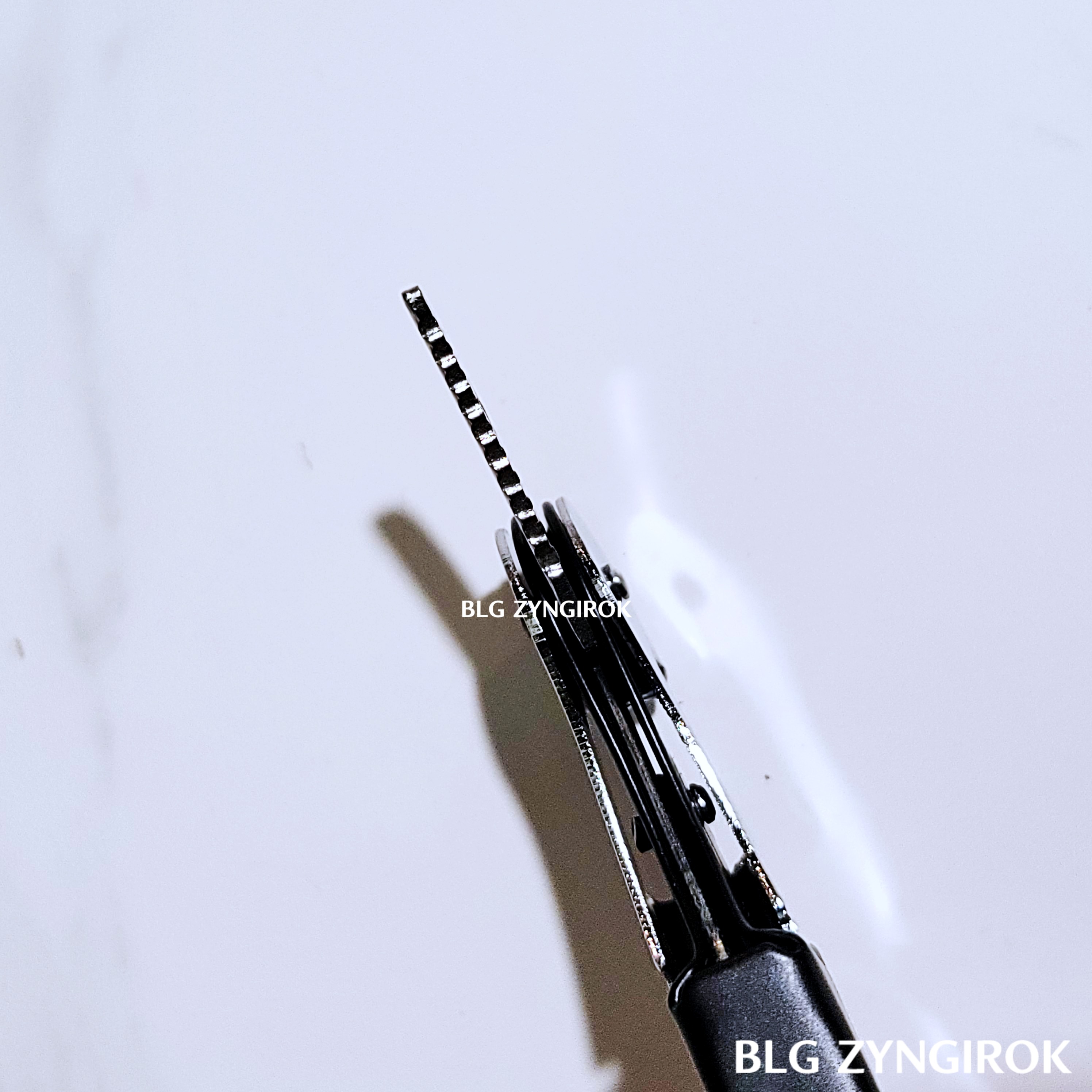 와인-오프너-칼날-모습이다.-뭉툭한다.