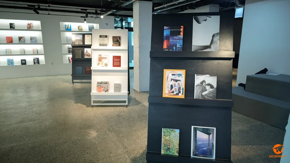 1층 입구 옆에선 100 Swiss Photobooks를 만날 수 있습니다.