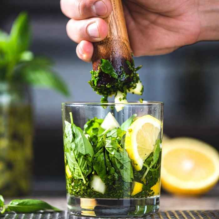 바질과 레몬을 머들링하여 향을 추출하는 제조 과정