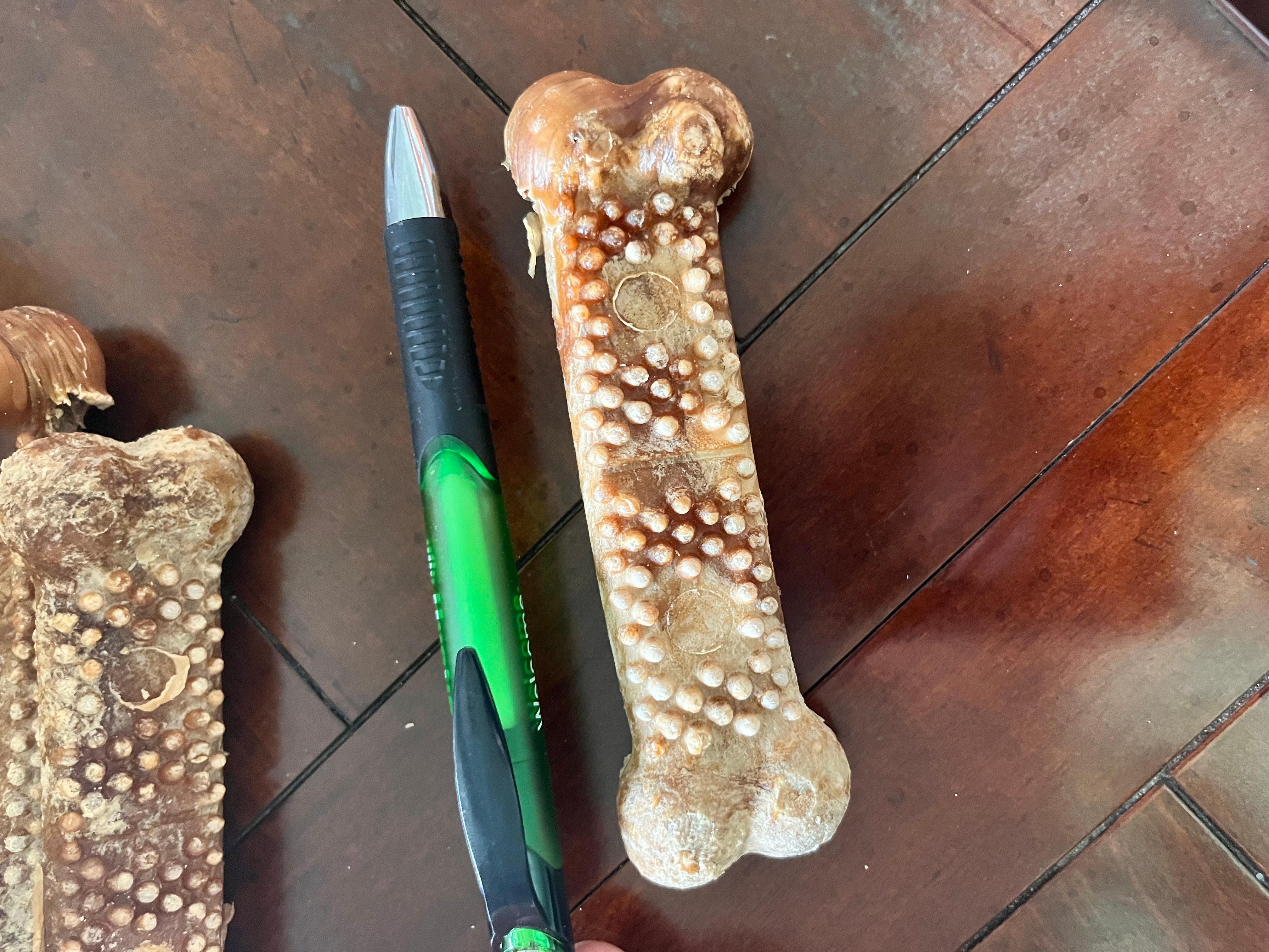 볼펜과 개껍의 크기 비교 이미지