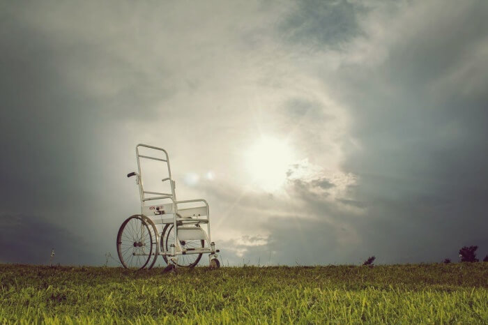 들판위에-놓인-휠체어-한대