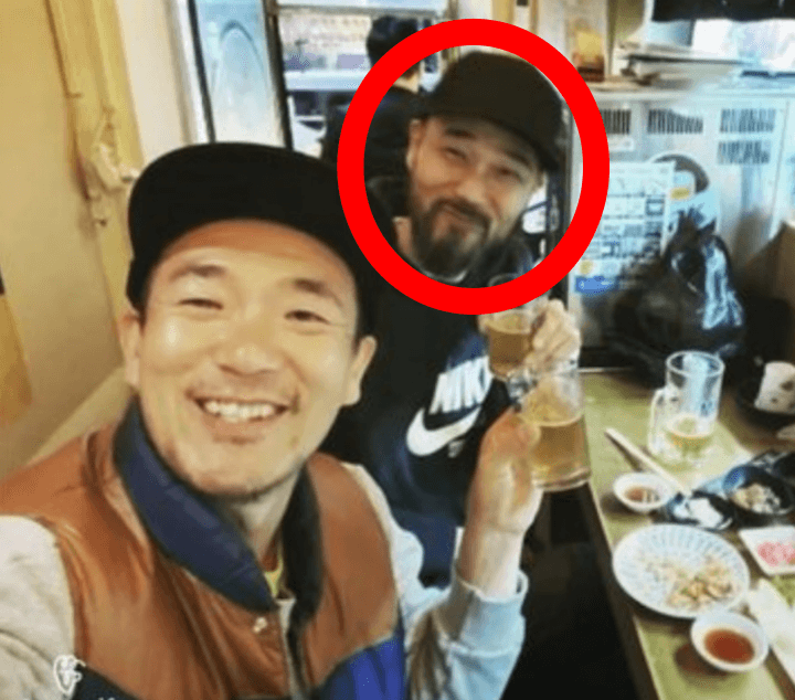 맥주를 마시며 셀카를 찍는 이하늘과 이현배