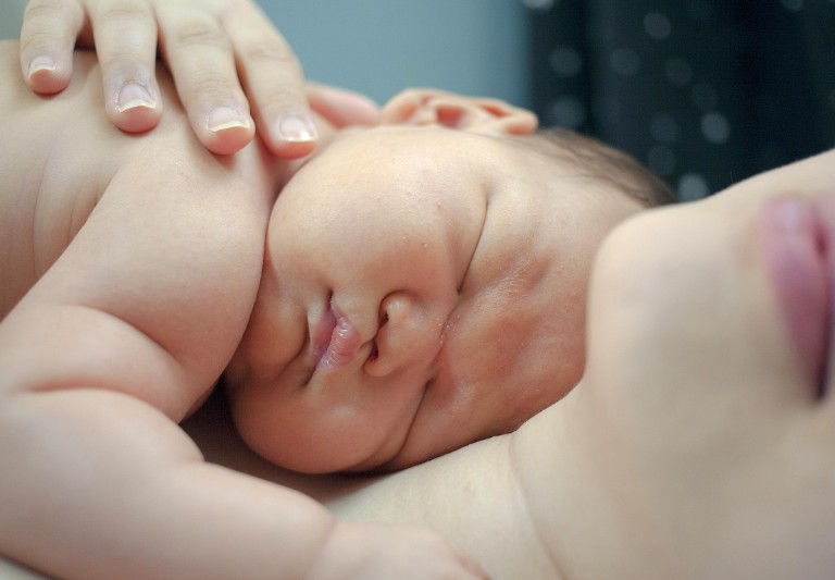 신생아 배앓이 이미지