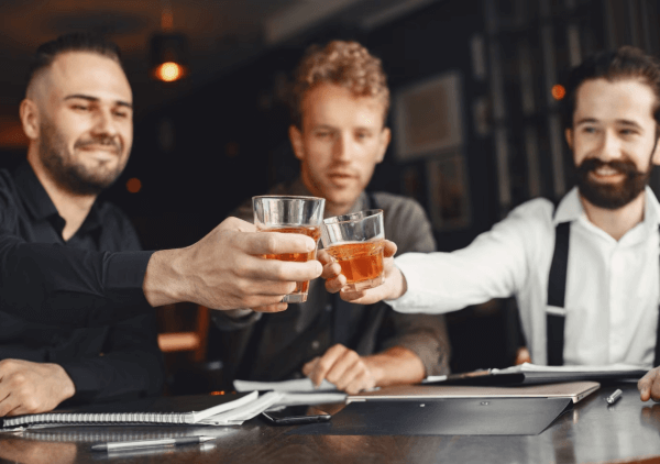 술 마시는 남자들