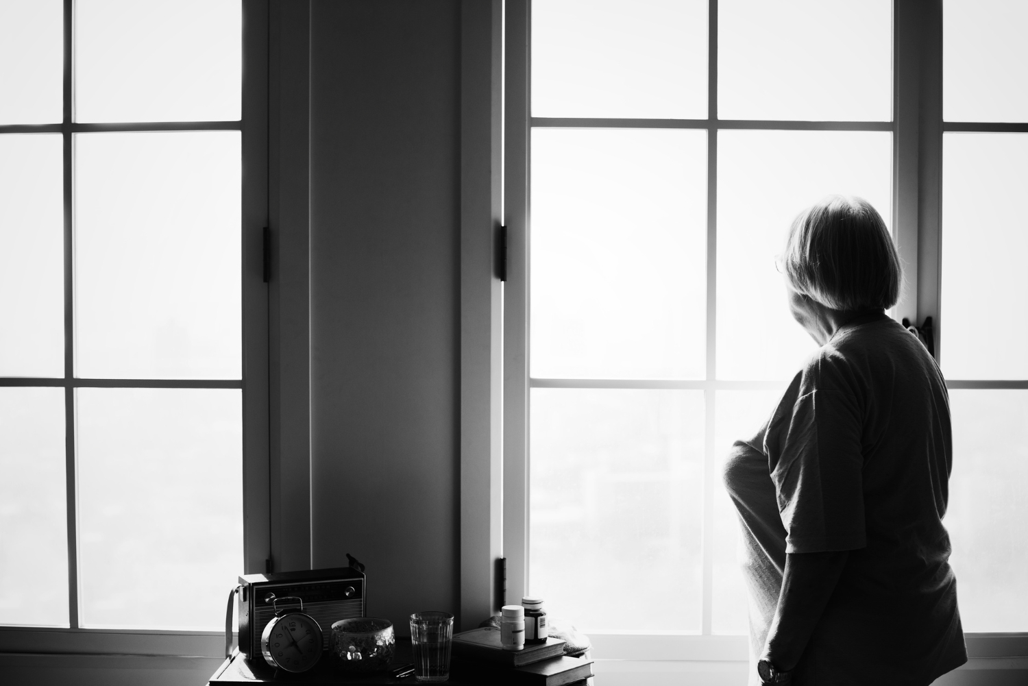 조용한 공간에서 혼자 서서 생각에 잠긴 사람의 뒷모습