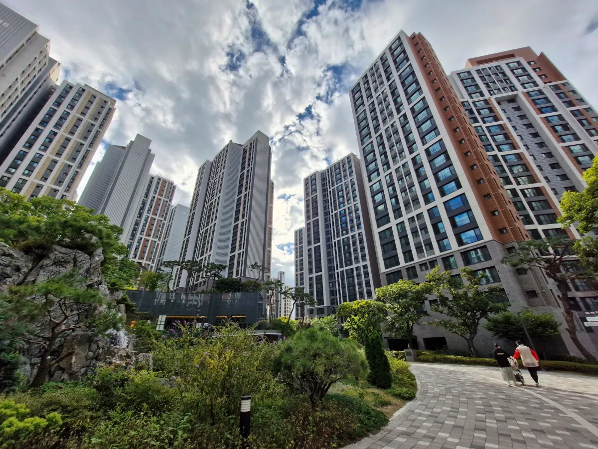 나무숲이-아파트-사이에-있는-신축아파트