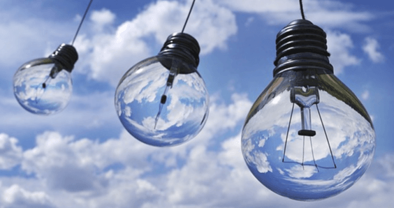 파란 하늘을 배경으로 하늘에 떠 있는 3개의 투명 전등이 가지런히 매달려 있다.