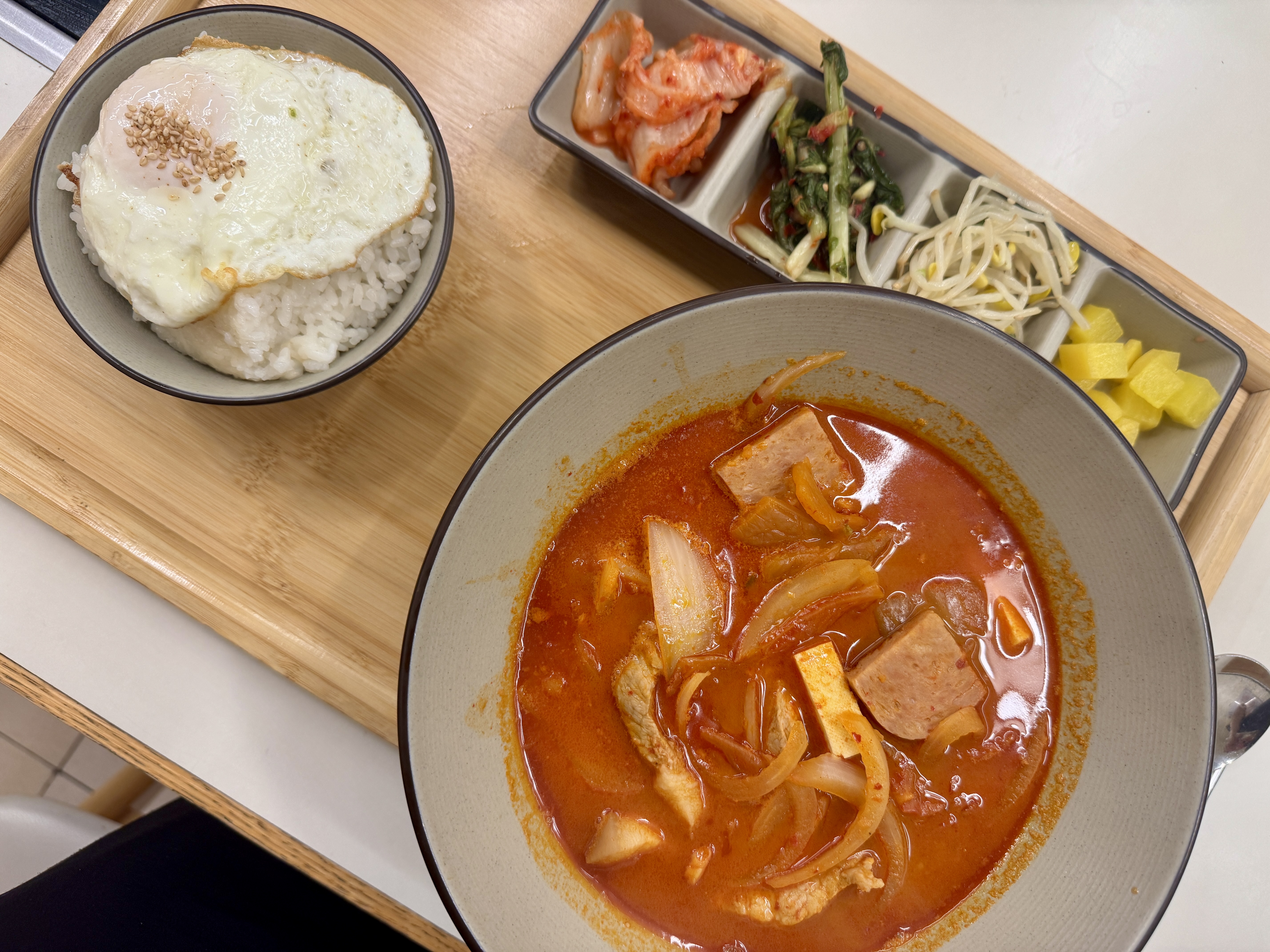 용인 수지구 동천동 바른식탁 김치찌개와 계란후라이가 얹힌 밥&amp;#44; 기본 반찬이 나무쟁반에 올려져 나온 모습.
