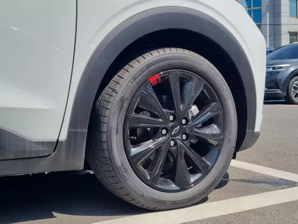 볼트 EUV의 앞바퀴를 찍은 모습입니다.