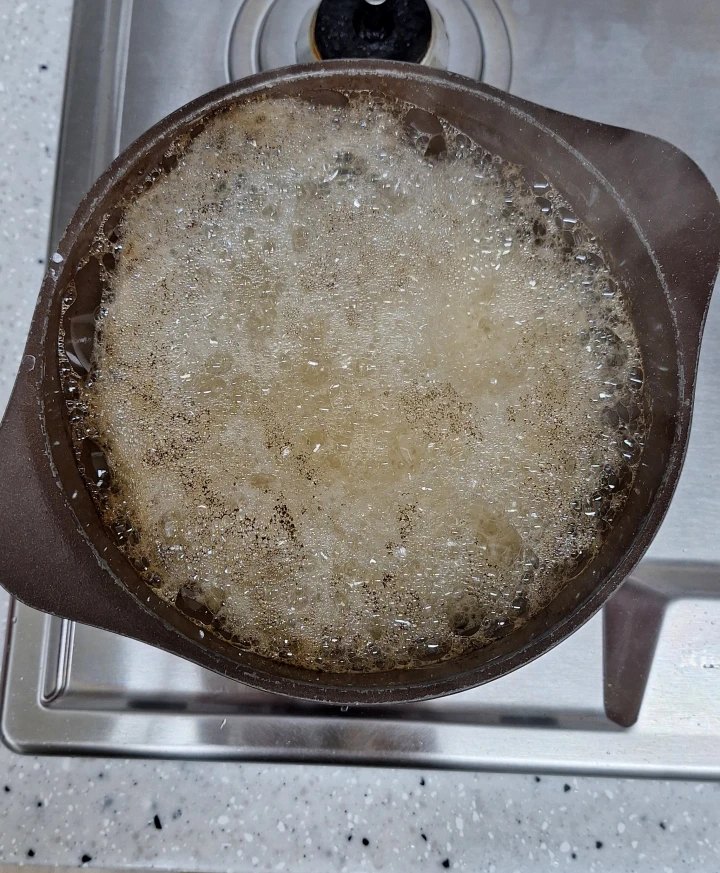 냄비-탔을-때-기포올라오는-사진