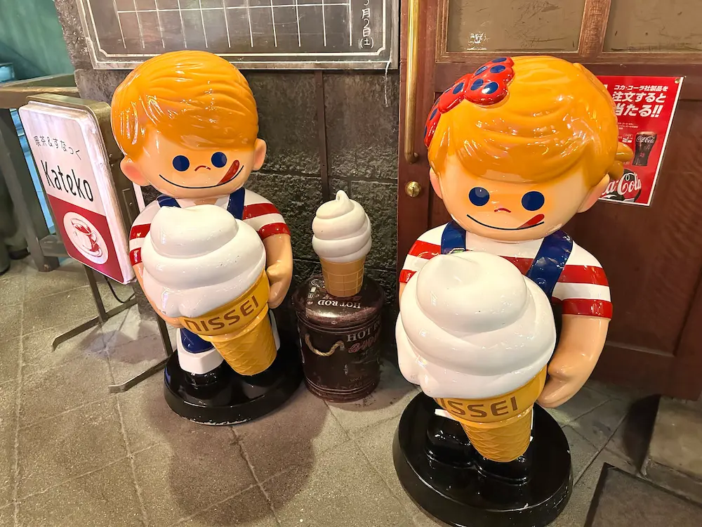 카테코 가게 앞 마스코트 사진