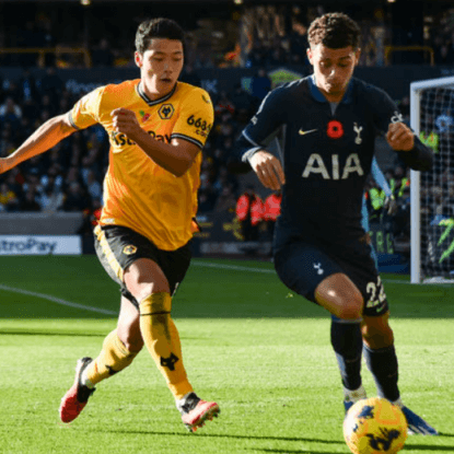 골을 향해 다리는 황희찬