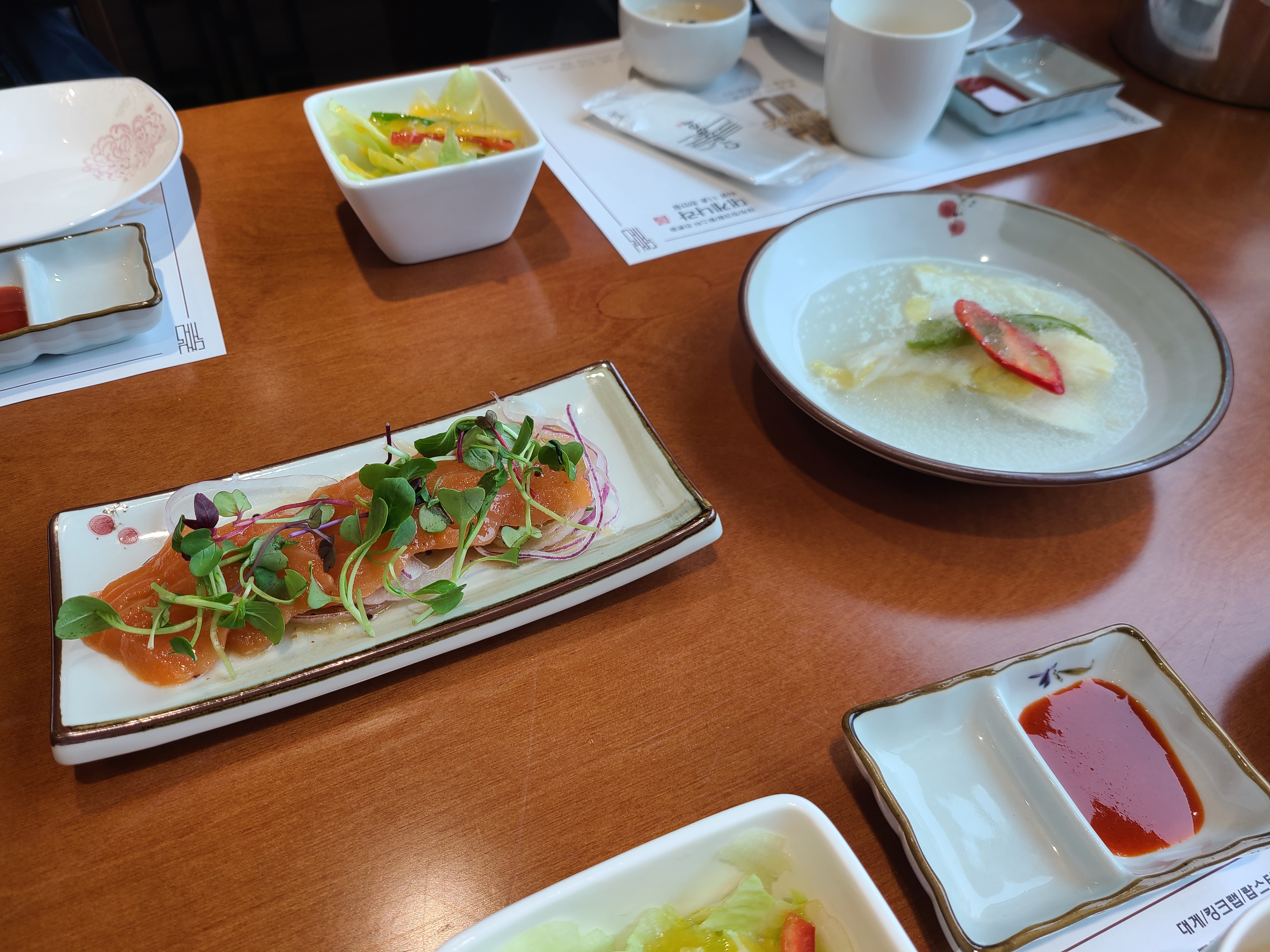 천안 대게나라 연어 샐러드와 동치미