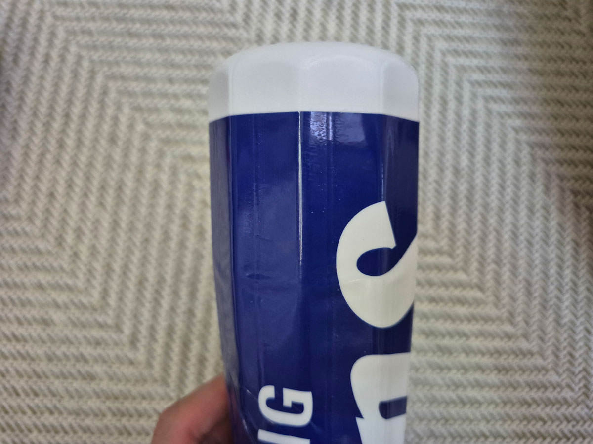 필름을 쉽게 벗겨내기 위해 팔각봉 윗부분만 커팅한 사진