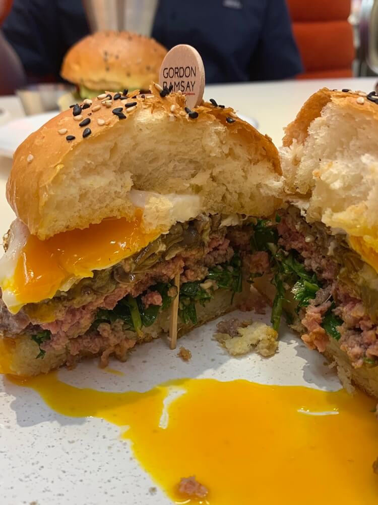 계란 노른자가 흘러 촉촉한 포레스트 버거 단면