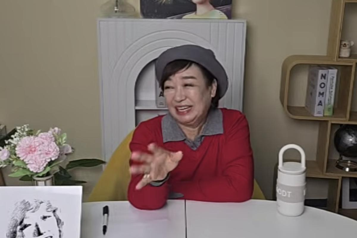 혜은이가 라이브 방송 중 웃으며 대화하는 모습