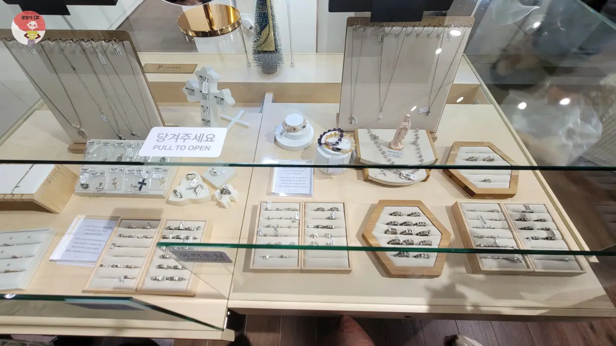 명동-명동문고-가톨릭출판사-반지- 팔찌-목걸이-묵주-등이-가지런히-놓여-있고-진열장