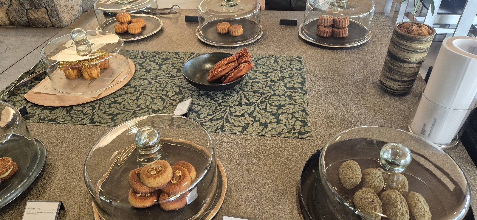 진정성 카페 내부 베이커리존