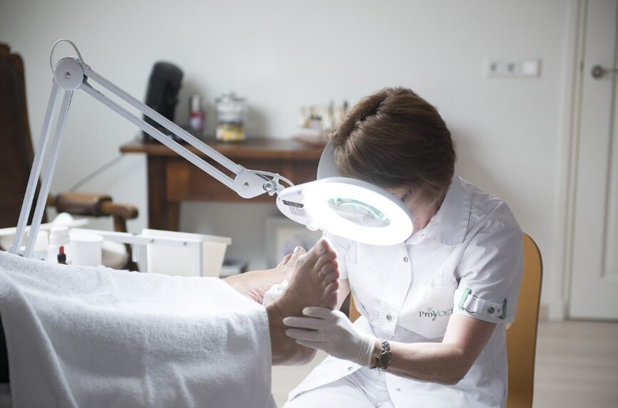 의사 선생님이 통증이 있는 발바닥을 보고 있는 모습